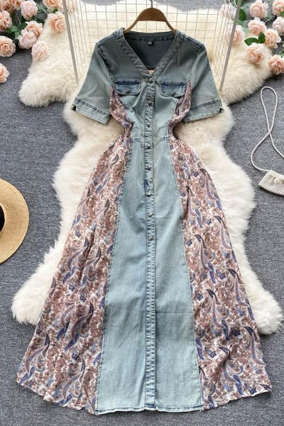 Pikk kleit nööpide ja spitsikaelusega