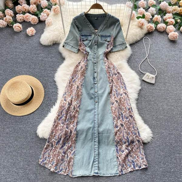 Pikk kleit nööpide ja spitsikaelusega