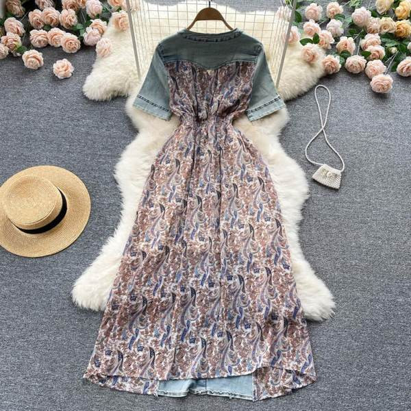 Pikk kleit nööpide ja spitsikaelusega