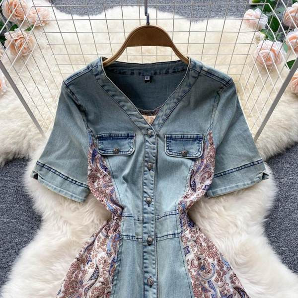 Pikk kleit nööpide ja spitsikaelusega