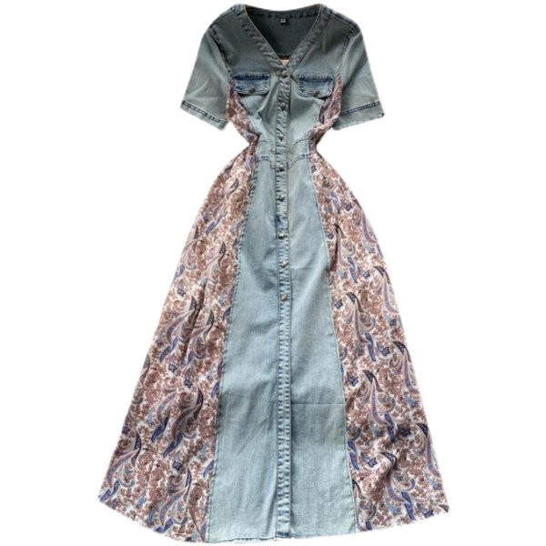 Pikk kleit nööpide ja spitsikaelusega