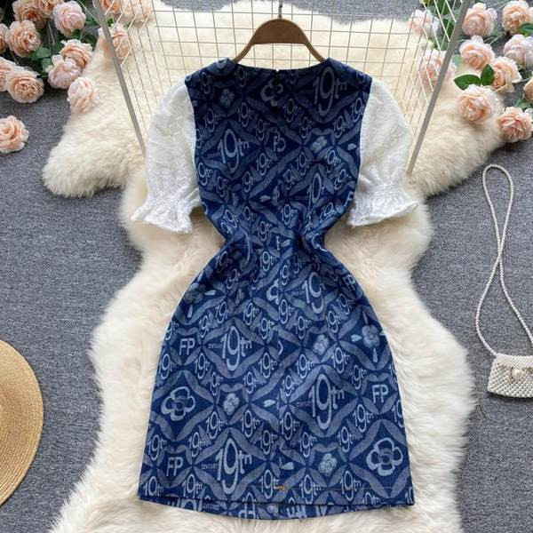 Sinist värvi ja ümara kaelusega naiste kleit