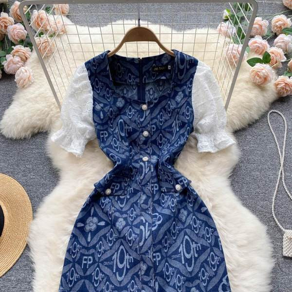 Sinist värvi ja ümara kaelusega naiste kleit