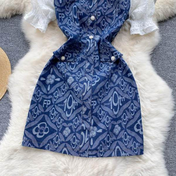 Sinist värvi ja ümara kaelusega naiste kleit