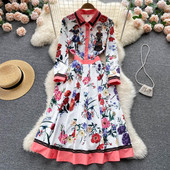 Lillemustri ja klassikalise kraega naiste kleit