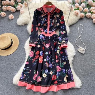 Lillemustri ja klassikalise kraega naiste kleit