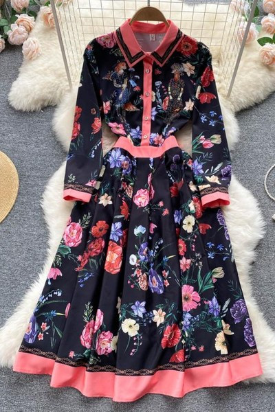 Lillemustri ja klassikalise kraega naiste kleit