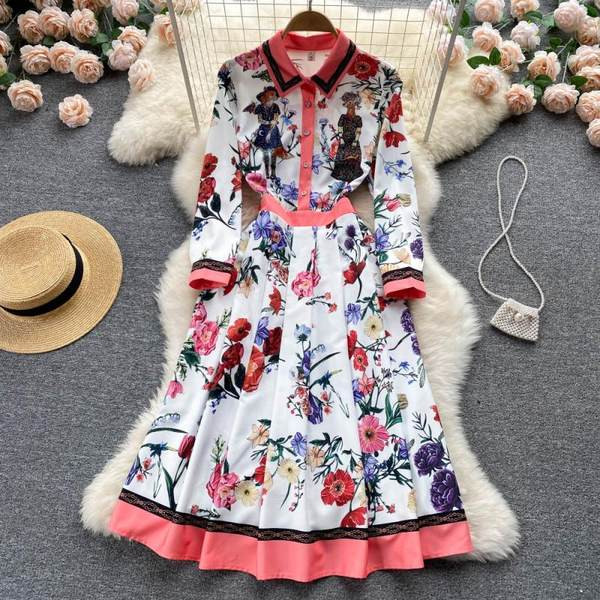 Lillemustri ja klassikalise kraega naiste kleit