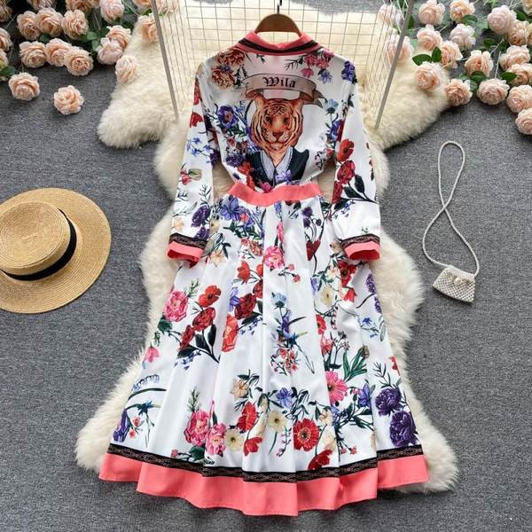 Lillemustri ja klassikalise kraega naiste kleit