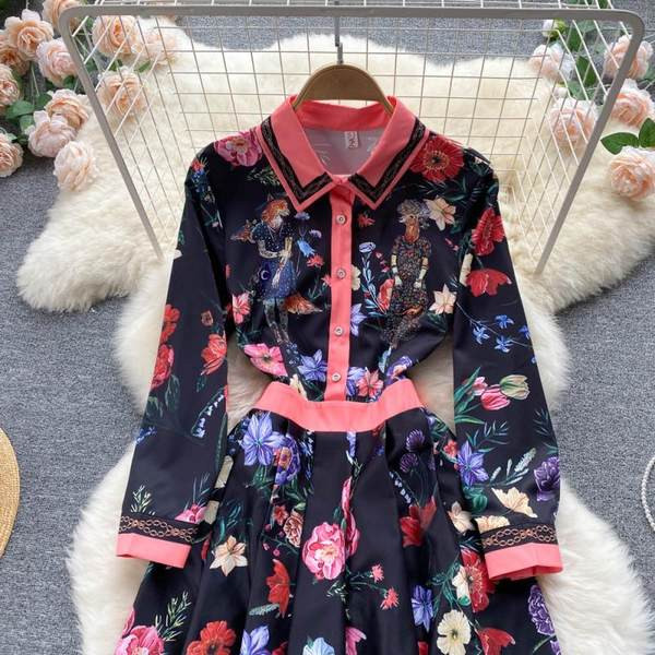 Lillemustri ja klassikalise kraega naiste kleit