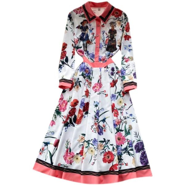 Lillemustri ja klassikalise kraega naiste kleit