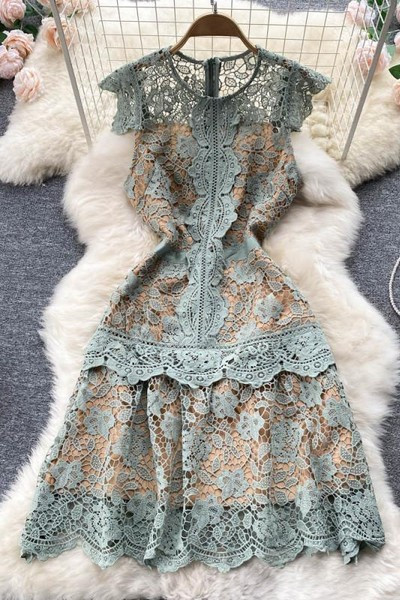 Naiste ümara kaelusega pitskleit