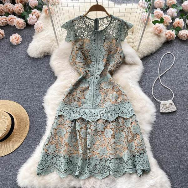 Naiste ümara kaelusega pitskleit