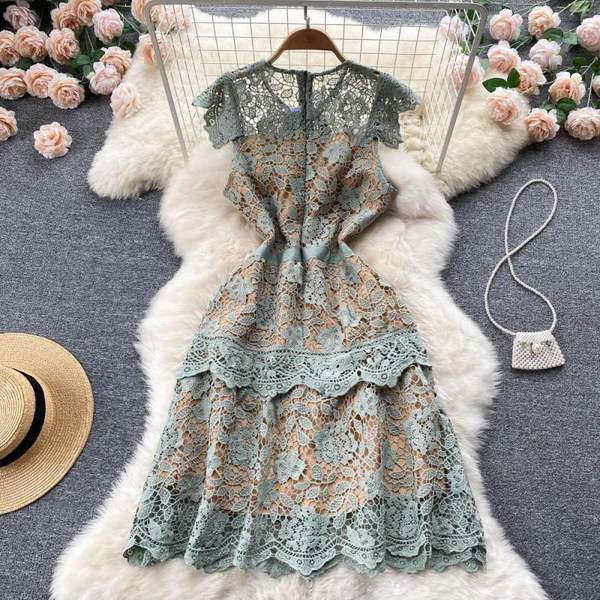 Naiste ümara kaelusega pitskleit