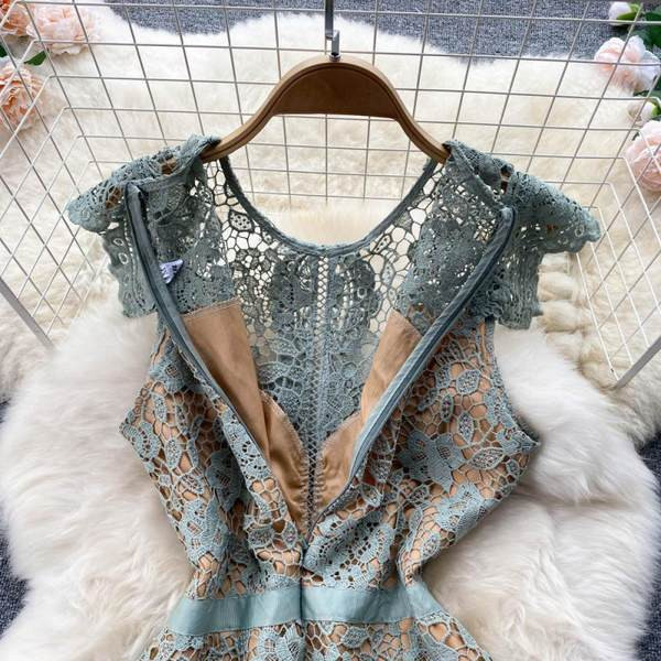 Naiste ümara kaelusega pitskleit