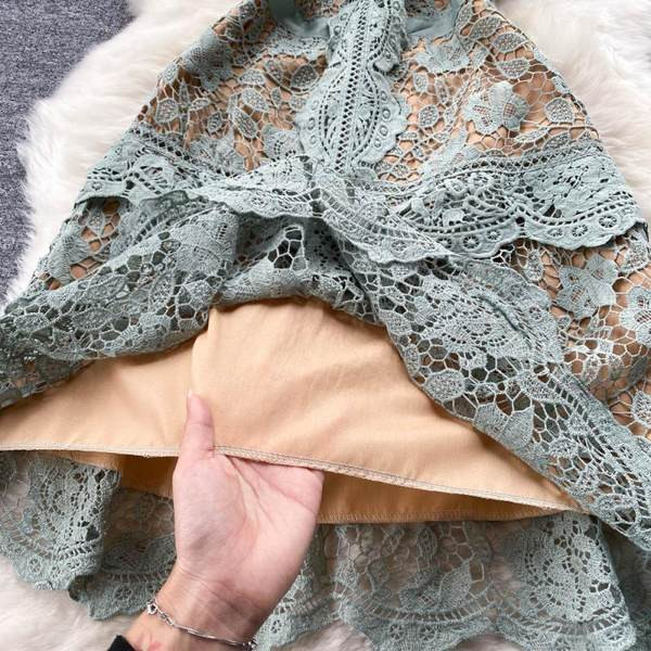 Naiste ümara kaelusega pitskleit