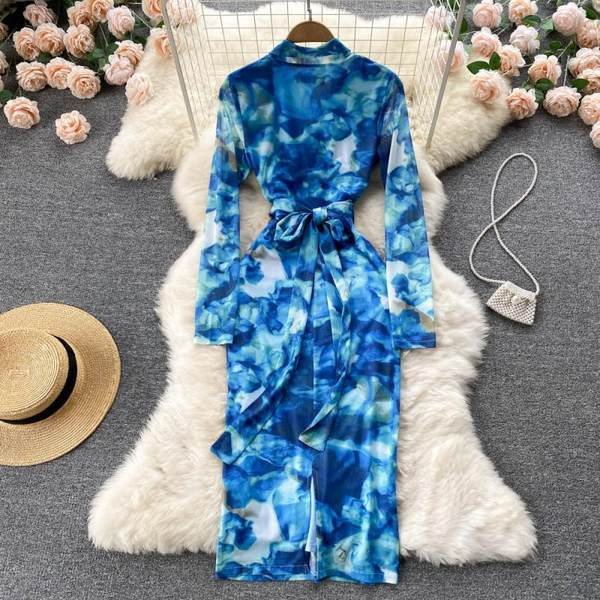 Moderna ženska haljina plave boje sa špic izrezom