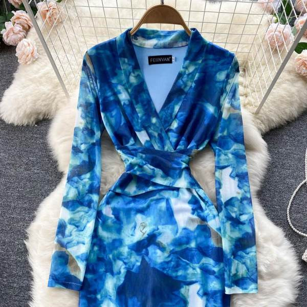 Moderna ženska haljina plave boje sa špic izrezom