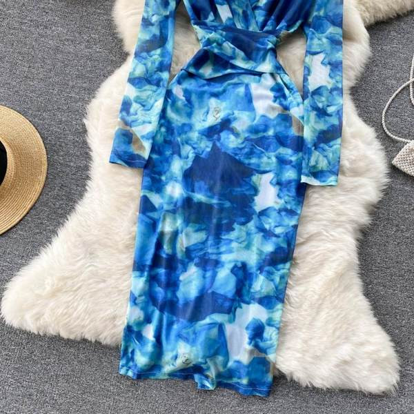 Moderna ženska haljina plave boje sa špic izrezom