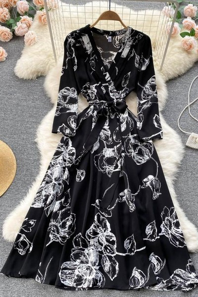 Moodne lillemustriga naiste kleidilõikeline mudel