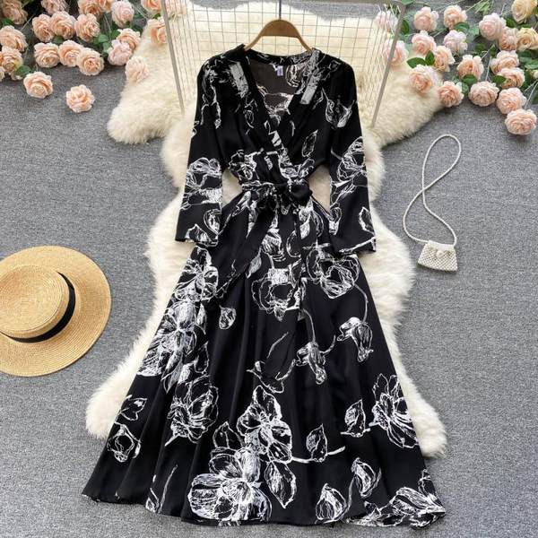 Moodne lillemustriga naiste kleidilõikeline mudel