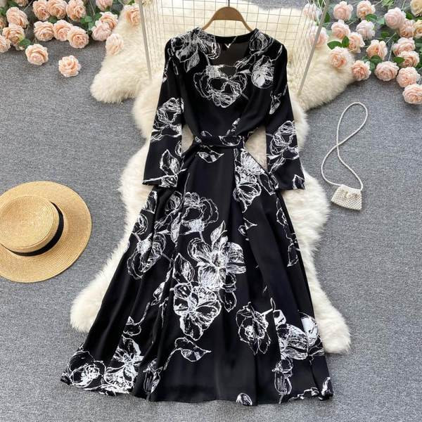 Moodne lillemustriga naiste kleidilõikeline mudel