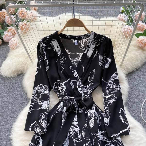 Moodne lillemustriga naiste kleidilõikeline mudel