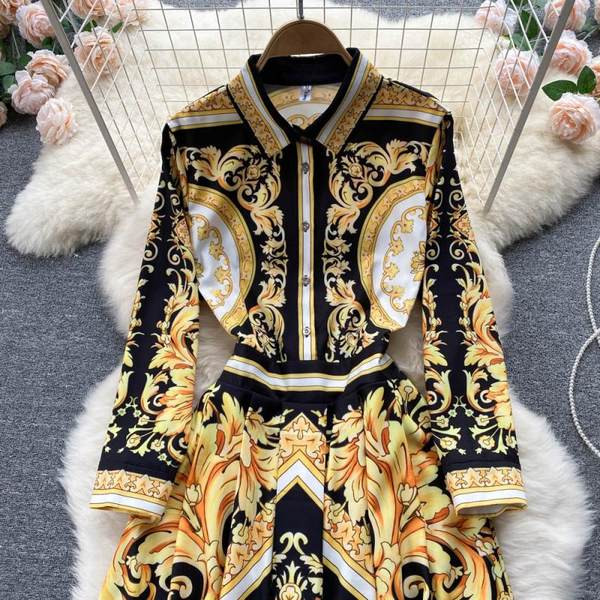 Moodne pikkade varrukate ja värvilise mustriga kevadkleit