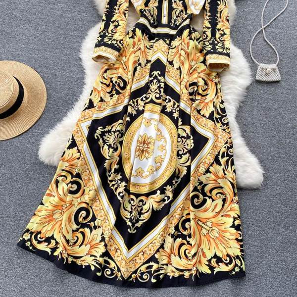 Moodne pikkade varrukate ja värvilise mustriga kevadkleit