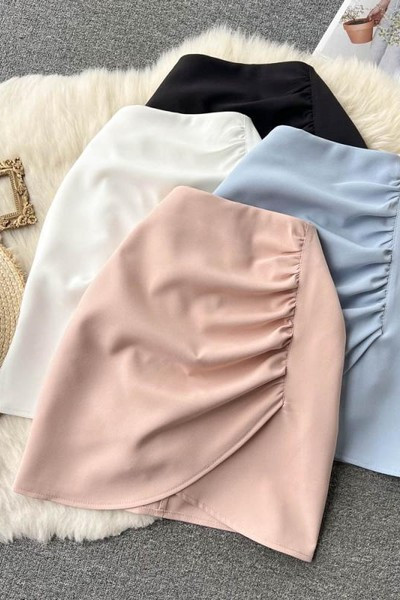 Ühevärviline kõrge vöökoha ja volditud osaga naiste seelik