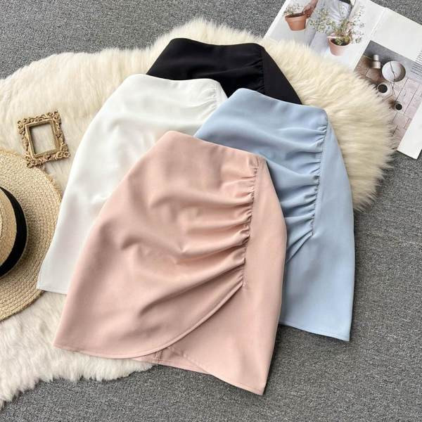 Ühevärviline kõrge vöökoha ja volditud osaga naiste seelik