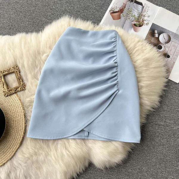 Ühevärviline kõrge vöökoha ja volditud osaga naiste seelik