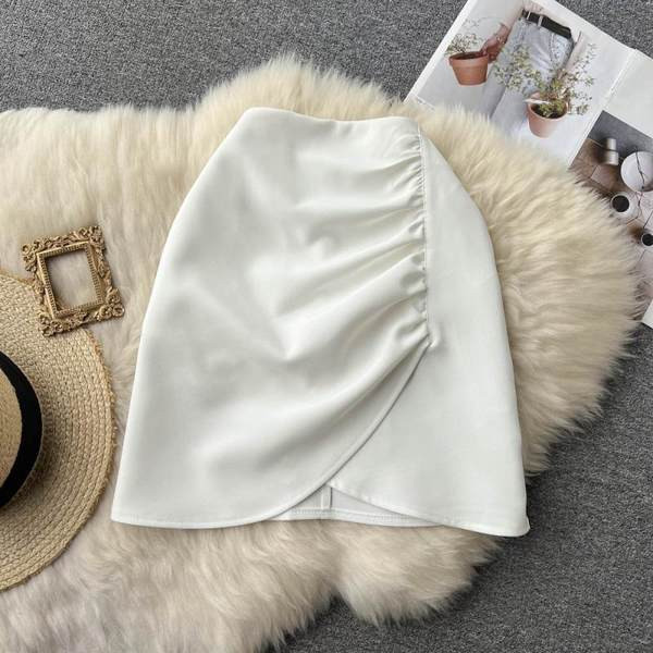 Ühevärviline kõrge vöökoha ja volditud osaga naiste seelik