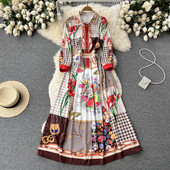 Lillemustri ja nööpidega naiste kleit