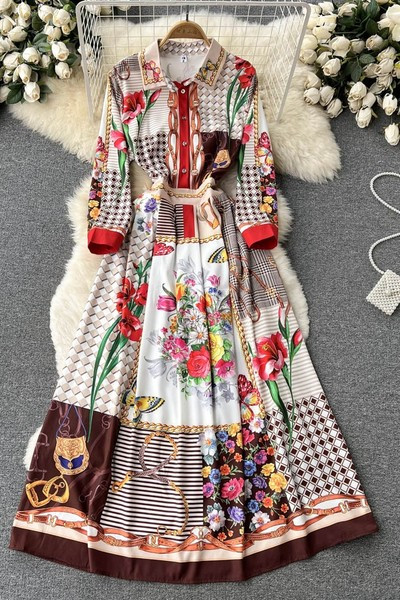 Lillemustri ja nööpidega naiste kleit