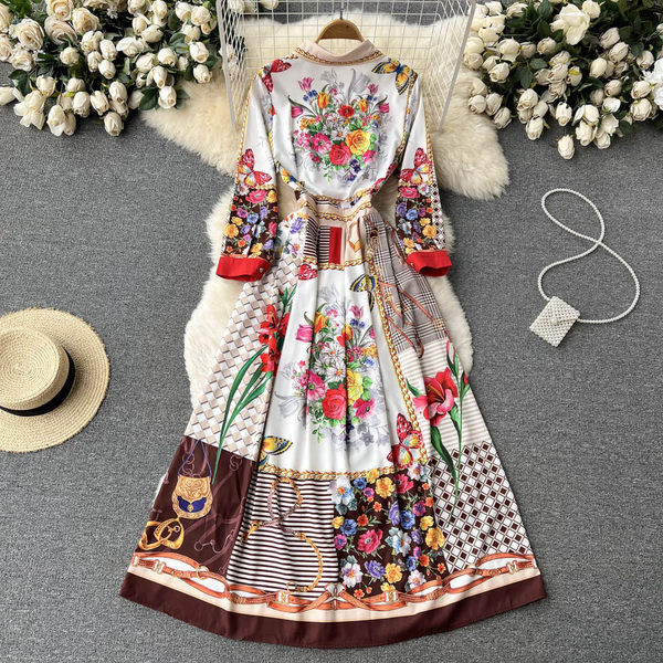 Lillemustri ja nööpidega naiste kleit