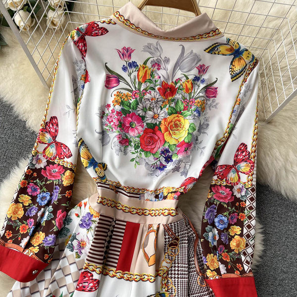 Lillemustri ja nööpidega naiste kleit