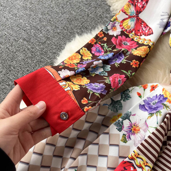 Lillemustri ja nööpidega naiste kleit