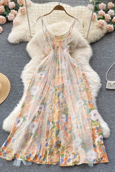 Värviline naiste kleit peenikeste rihmade ja tülliga