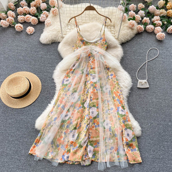 Värviline naiste kleit peenikeste rihmade ja tülliga