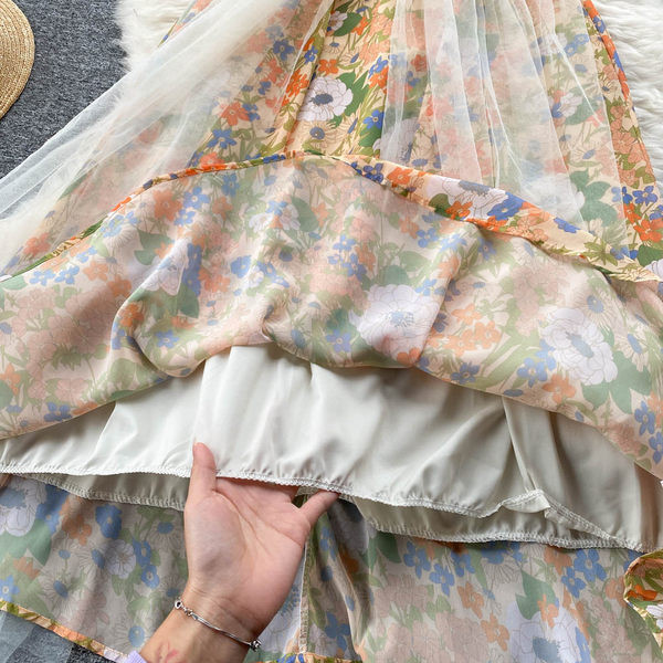 Värviline naiste kleit peenikeste rihmade ja tülliga