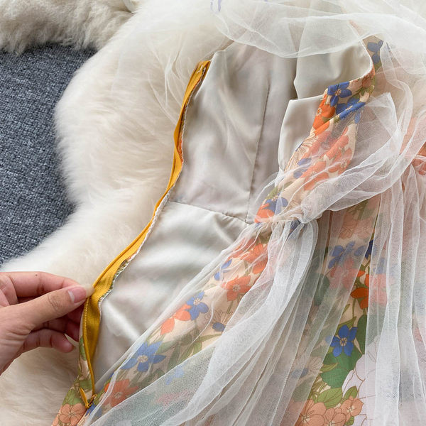 Värviline naiste kleit peenikeste rihmade ja tülliga