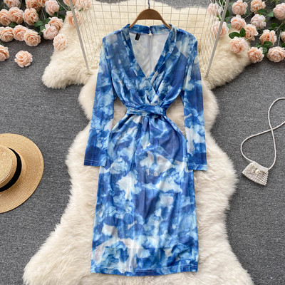 Värviline naiste kleit spitsikaelusega