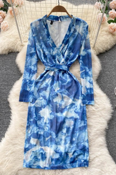 Värviline naiste kleit spitsikaelusega