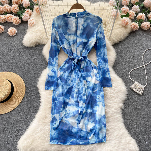 Värviline naiste kleit spitsikaelusega