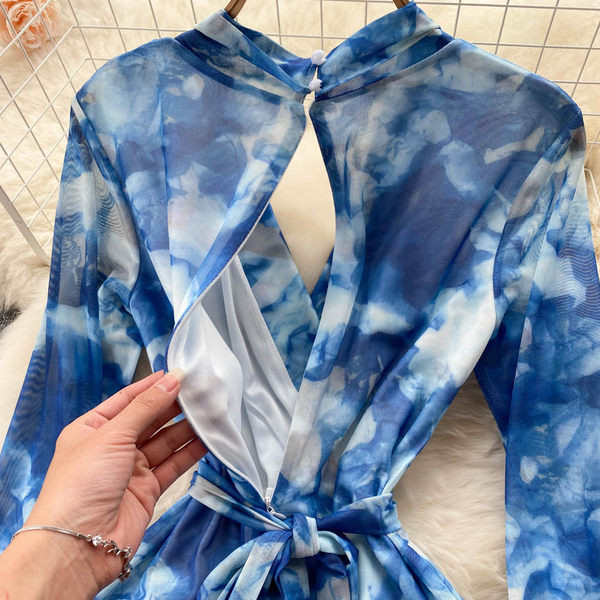 Värviline naiste kleit spitsikaelusega