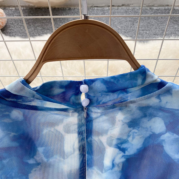 Värviline naiste kleit spitsikaelusega