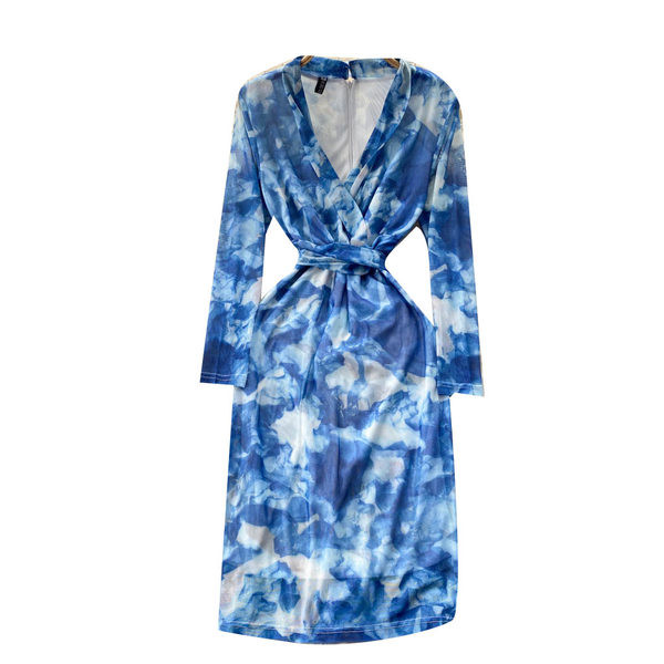 Värviline naiste kleit spitsikaelusega