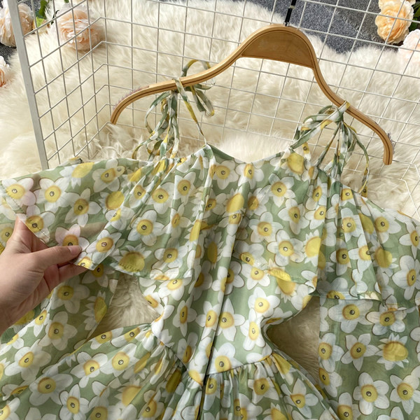 Šifoonist lillemustriga suvekleit