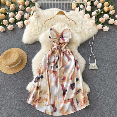 Pikk sillerdavates toonides rihmadega suvekleit